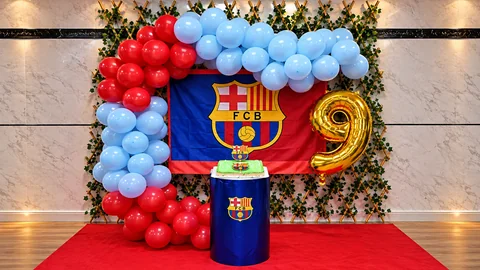 Decoración de fútbol en azul y granate
