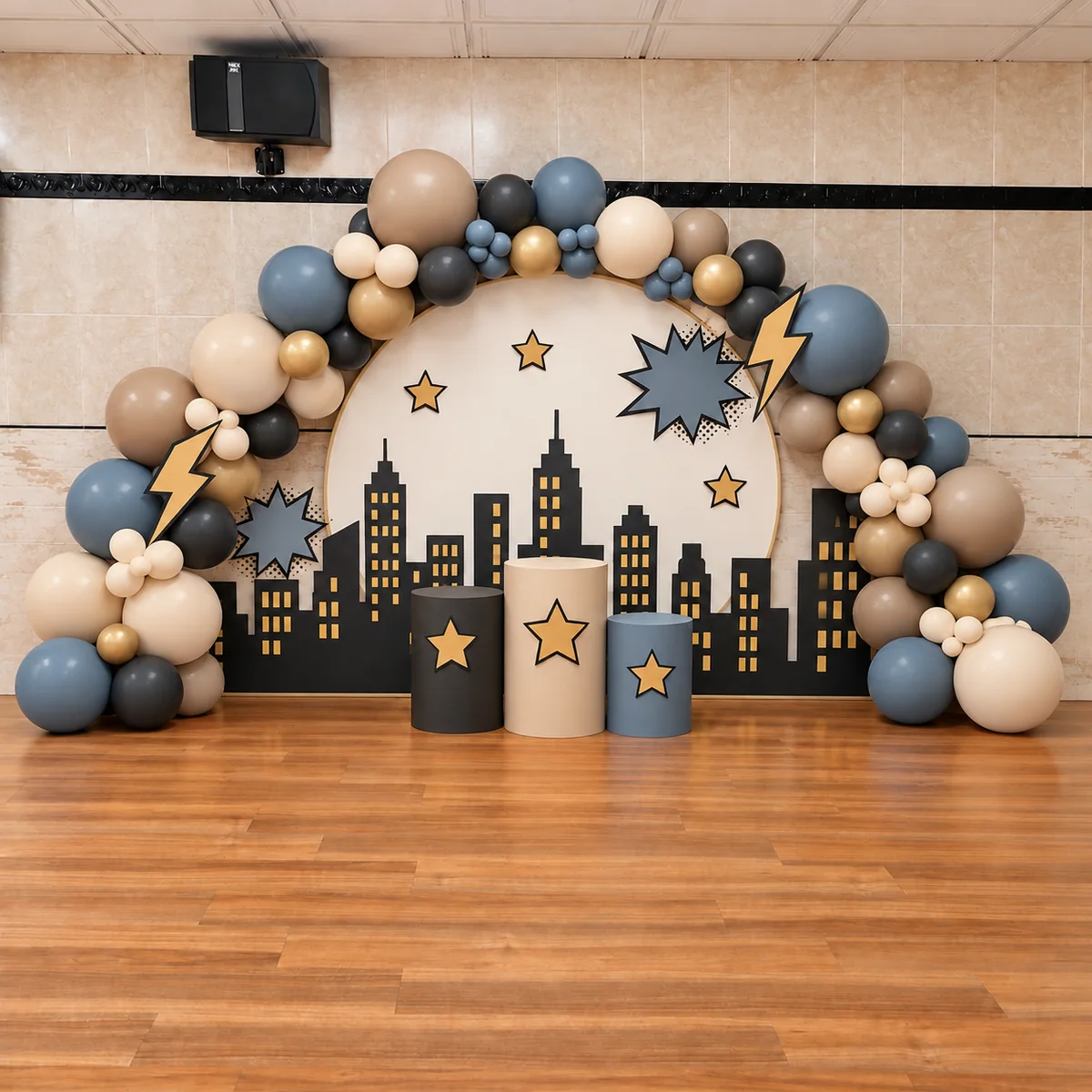 Decoración de superhéroes con globos, estrellas y edificios